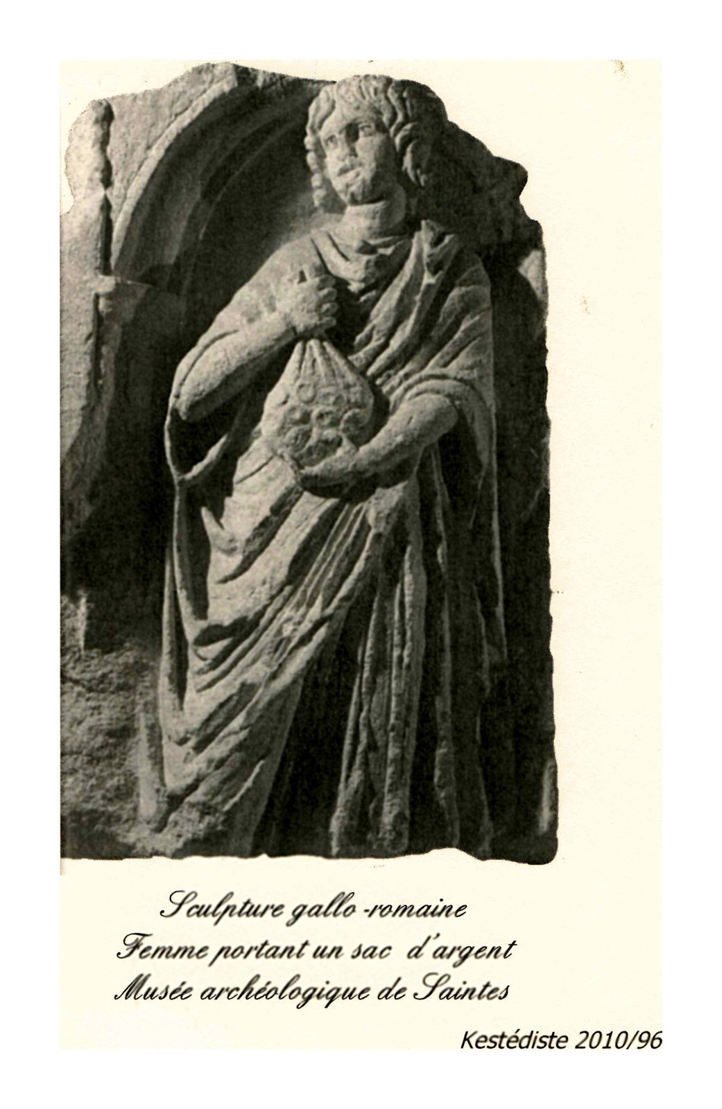 Femme portant un sac d'argent